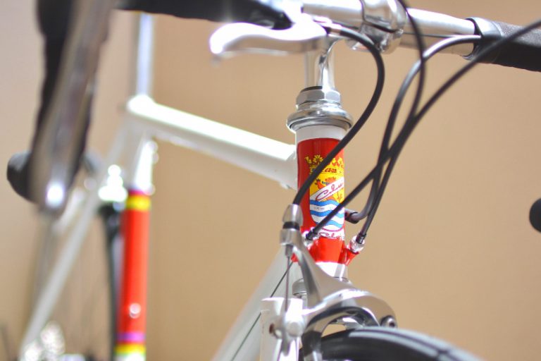 ヨーロッパの昔の自転車レース イラスト